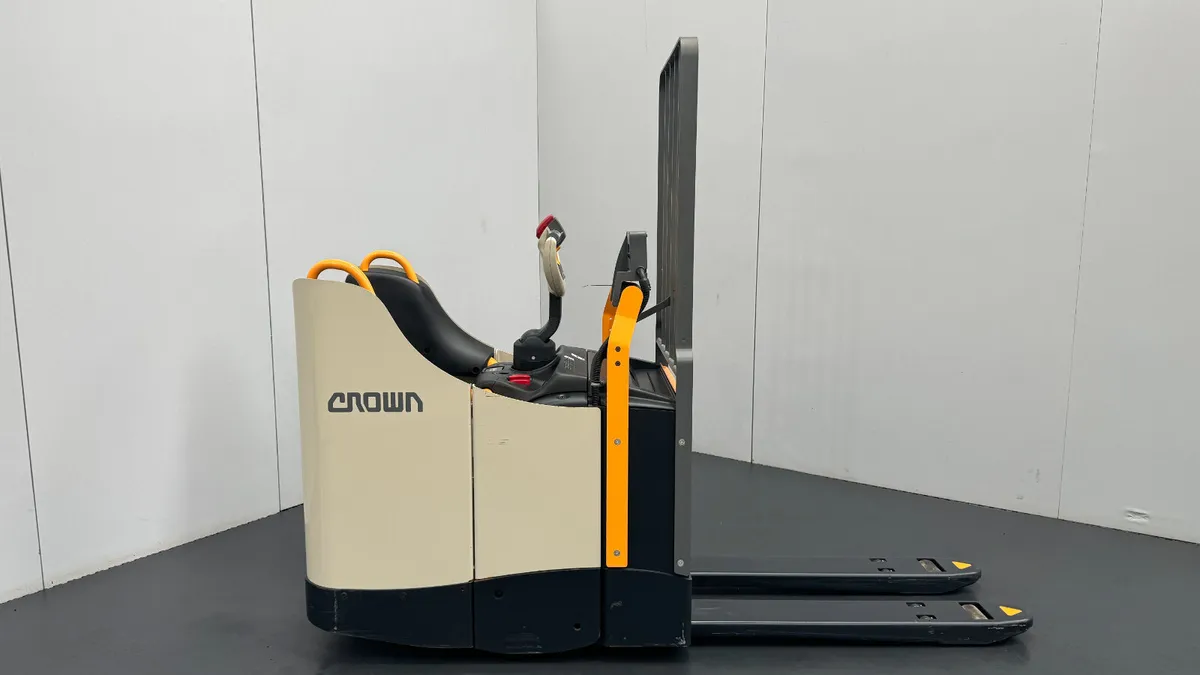 Crown WT3040 2.0T Powered Pallet Truck (#122) - Image 1