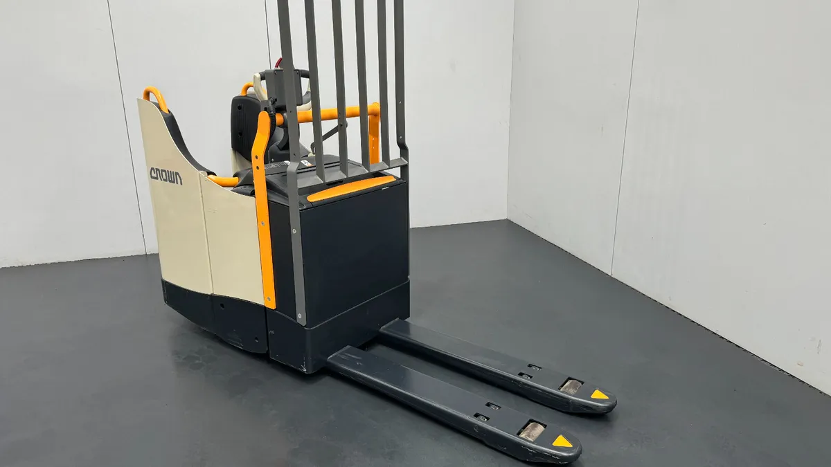 Crown WT3040 2.0T Powered Pallet Truck (#122) - Image 3