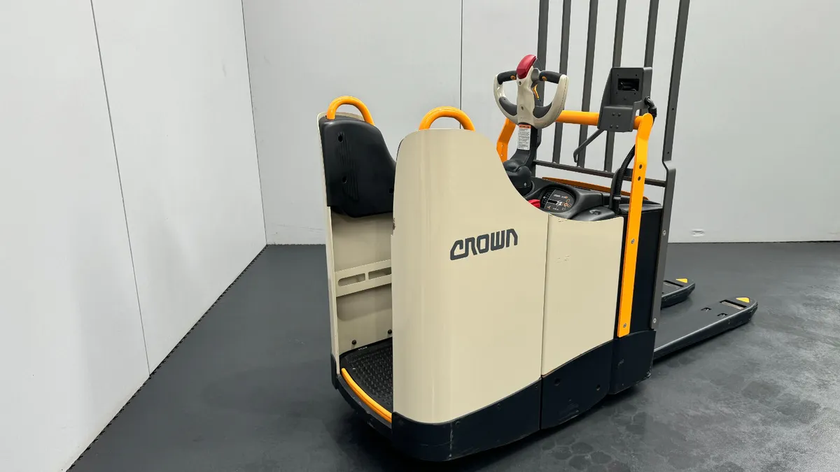 Crown WT3040 2.0T Powered Pallet Truck (#122) - Image 4
