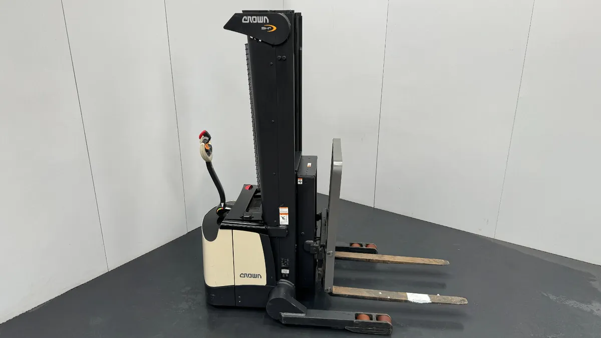 Crown SHR5520 1.1T Reach Stacker (#332) - Image 1