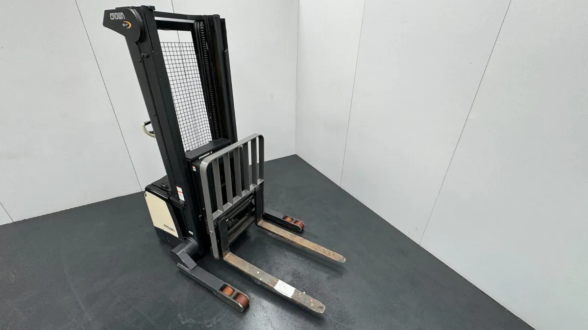 Crown SHR5520 1.1T Reach Stacker (#332) - Image 2