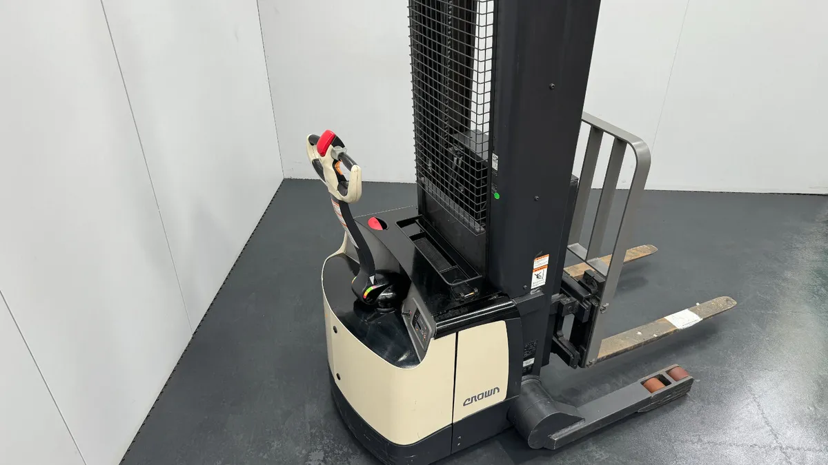 Crown SHR5520 1.1T Reach Stacker (#332) - Image 3