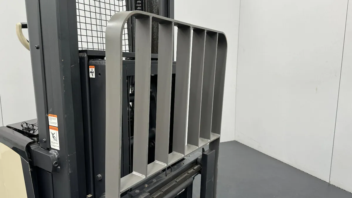 Crown SHR5520 1.1T Reach Stacker (#332) - Image 4