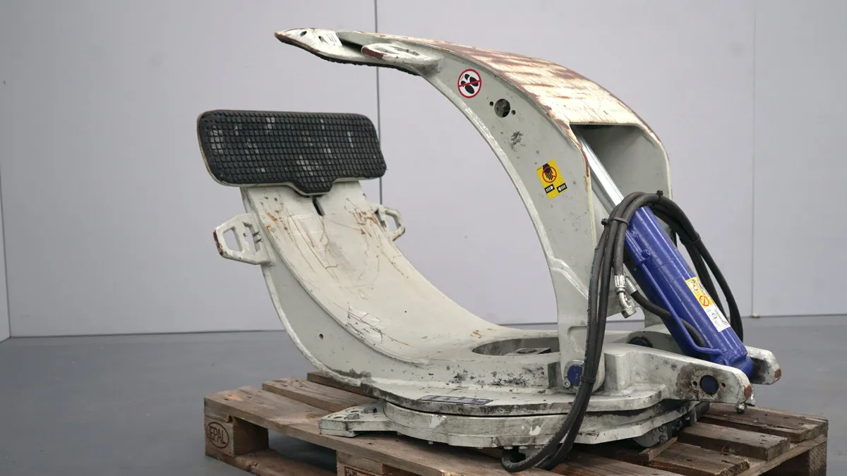 Cascade Paper Roll Clamp Forklift Attachment(#359) - Image 3