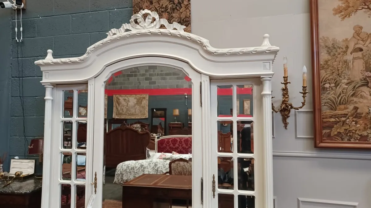 White 3 doors wardrobe Louis XVI - Image 2