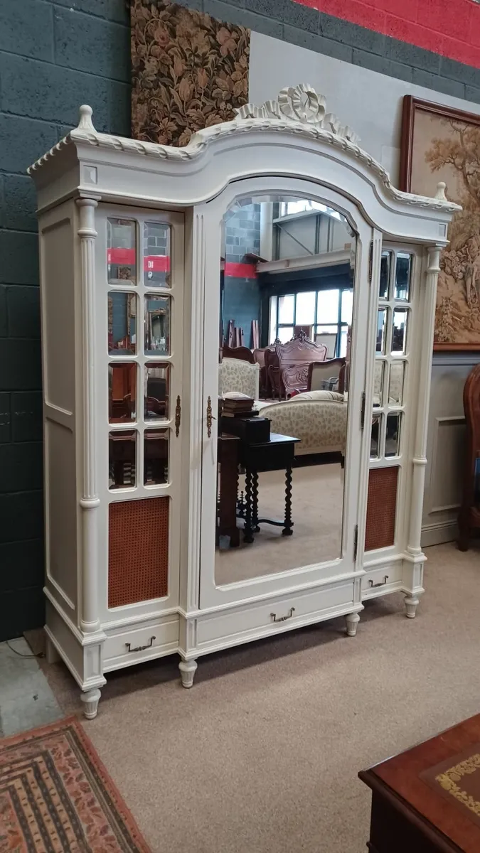 White 3 doors wardrobe Louis XVI - Image 3