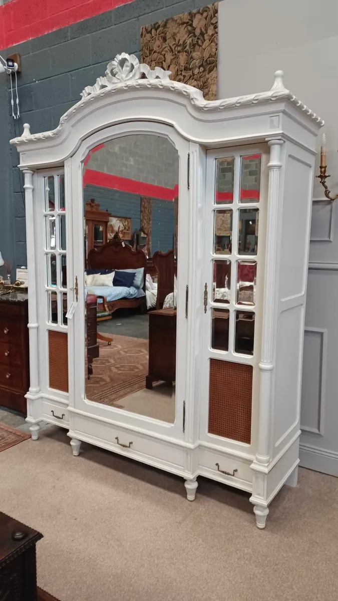 White 3 doors wardrobe Louis XVI - Image 1