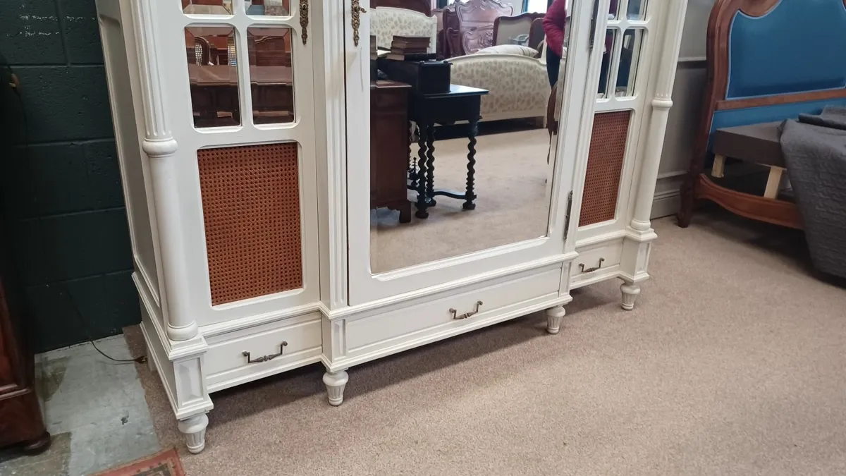 White 3 doors wardrobe Louis XVI - Image 4