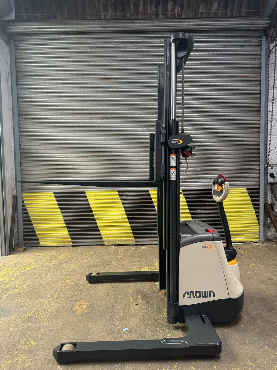 Crown SX3000-1.35 Stacker Pallet Truck #420 - Image 3