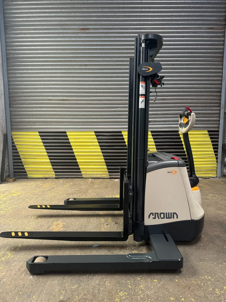 Crown SX3000-1.35 Stacker Pallet Truck #420 - Image 2