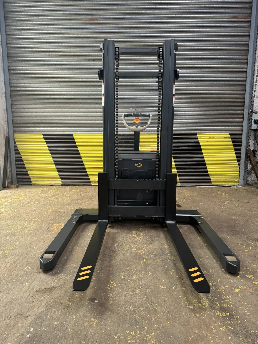 Crown SX3000-1.35 Stacker Pallet Truck #420 - Image 1