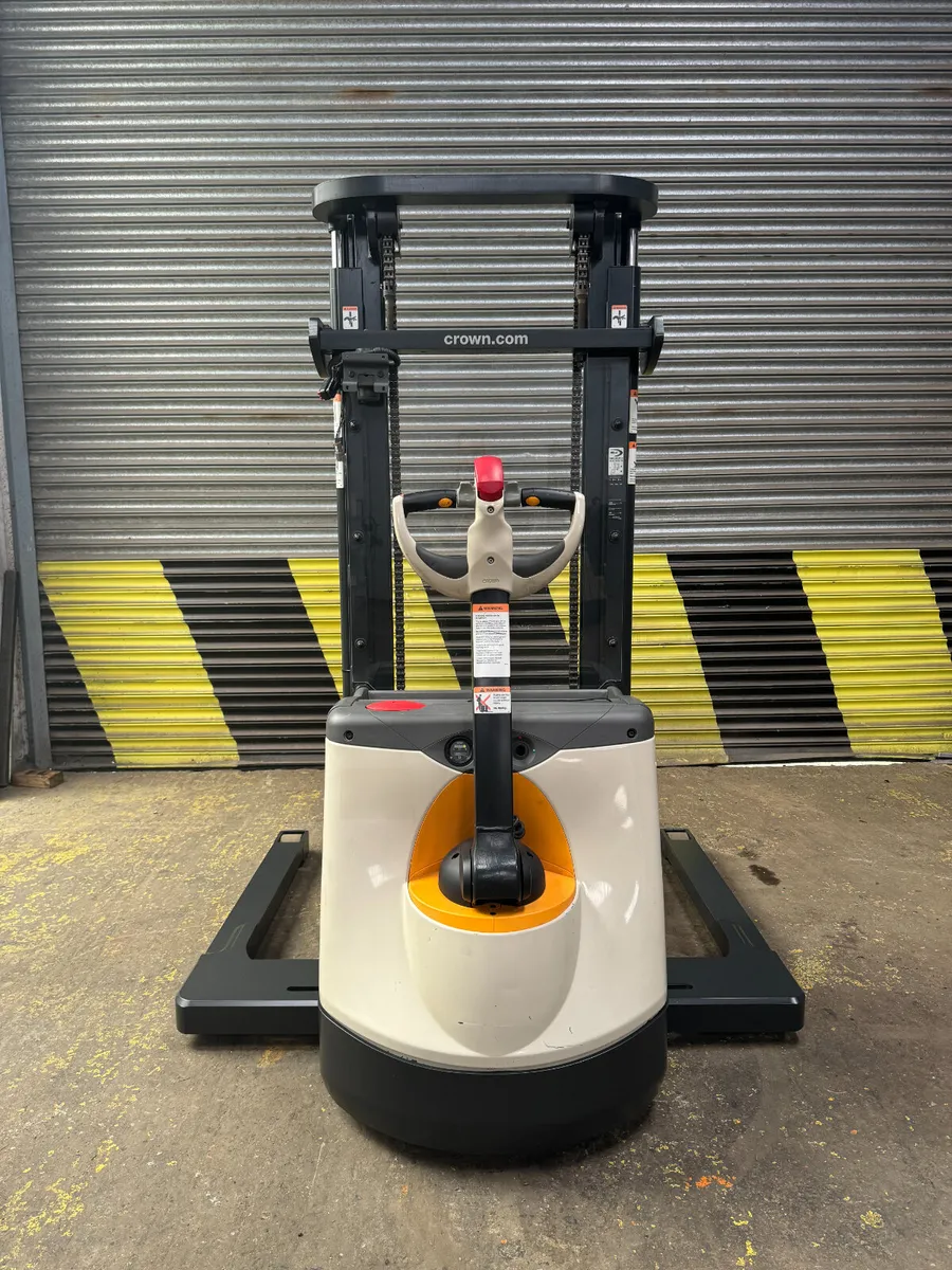 Crown SX3000-1.35 Stacker Pallet Truck #420 - Image 4