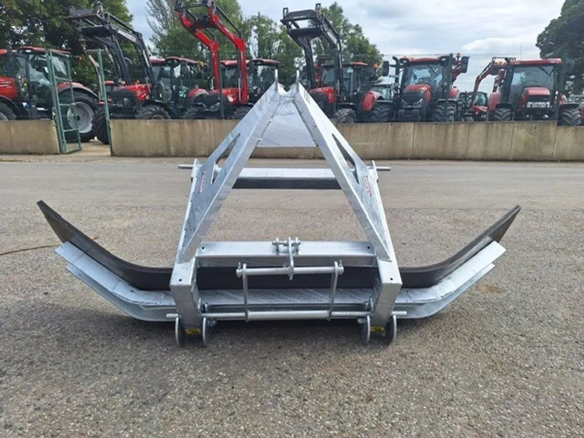 New Nugent Galvanised Yard Scraper - Image 4