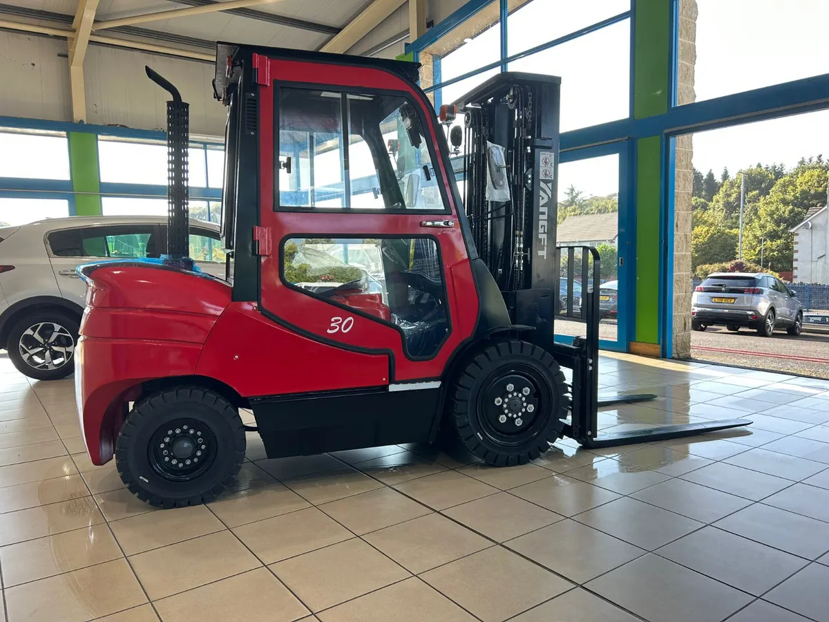 2025 YangFT 3 Tonne ( 3 Mast ) Forklift - MULLANS - Image 3
