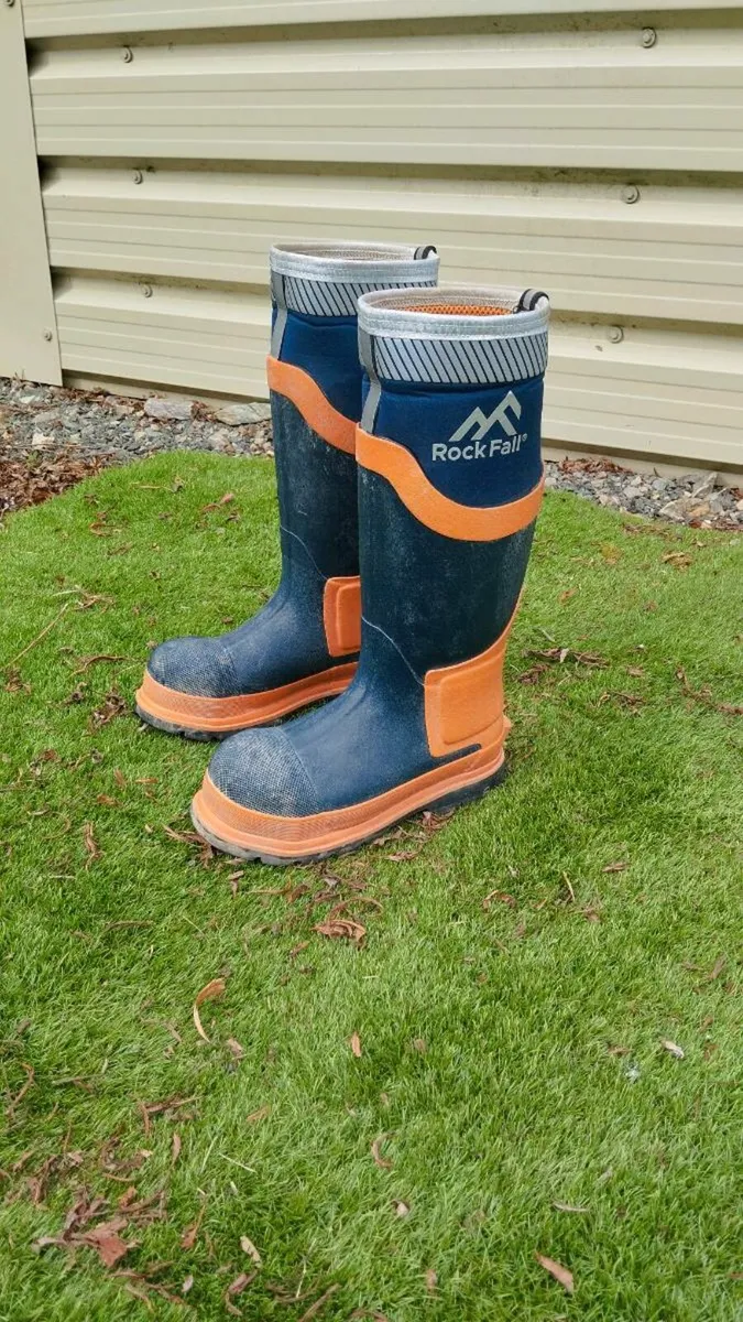 Steel toe cap wellies - Image 1