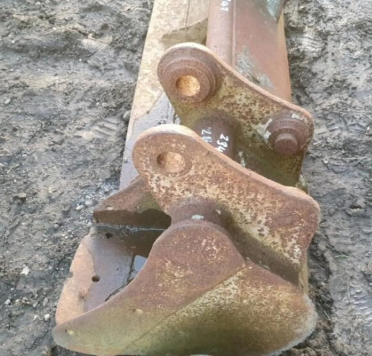 1FT DIGGING BUCKET (30MM PINS) - Image 2