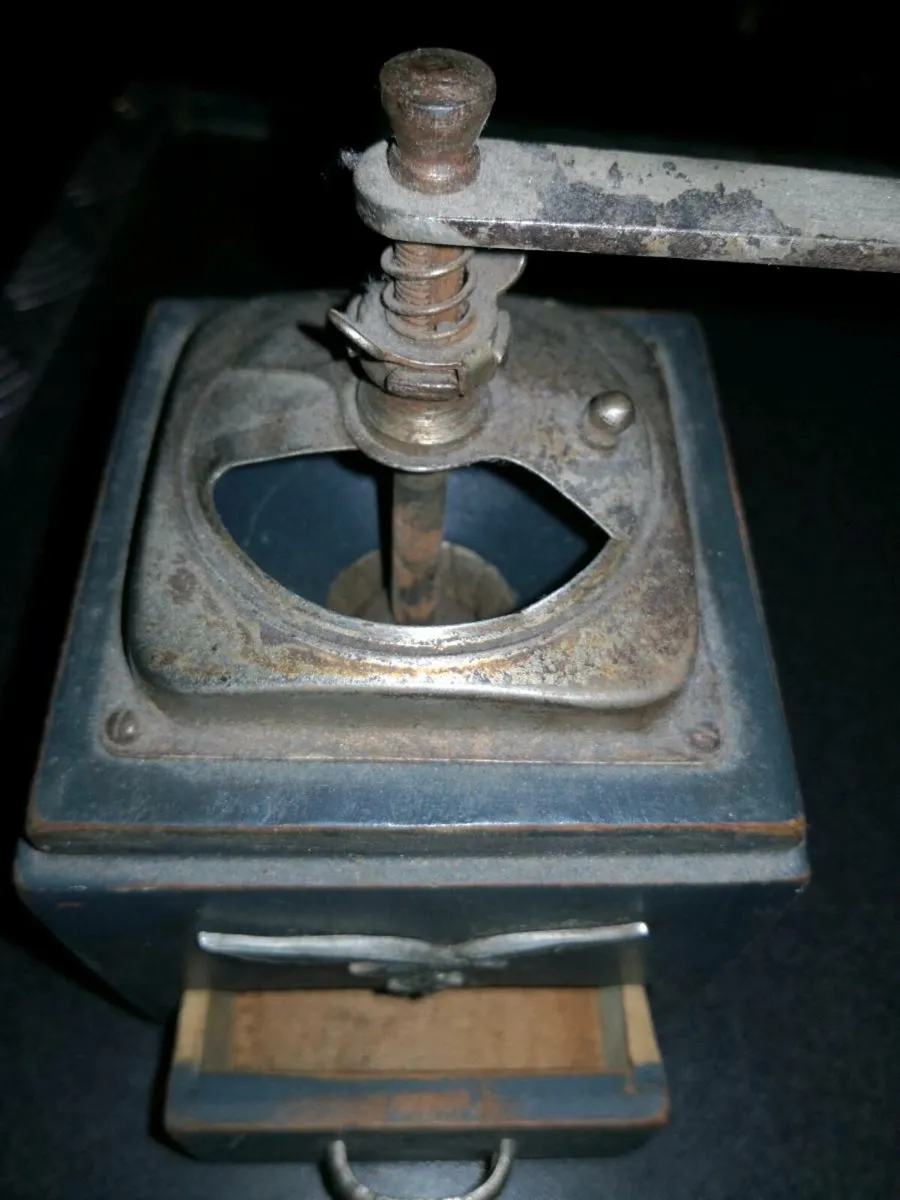 Antique manual grinder - Image 2
