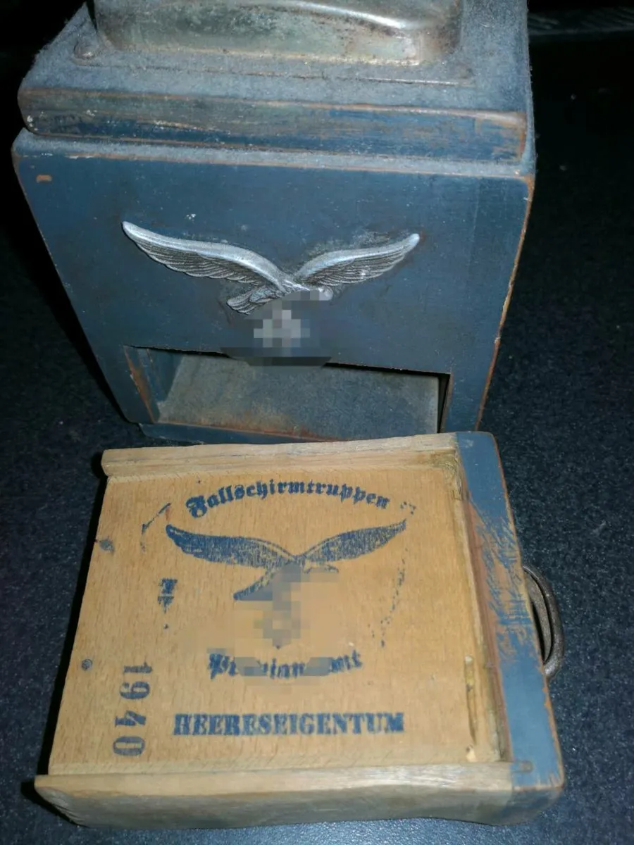 Antique manual grinder - Image 3