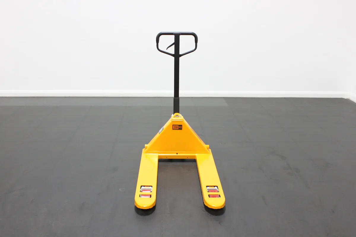 WELLFORCE CBY - 2.5 TON MANUAL PALLET TRUCK - Image 3