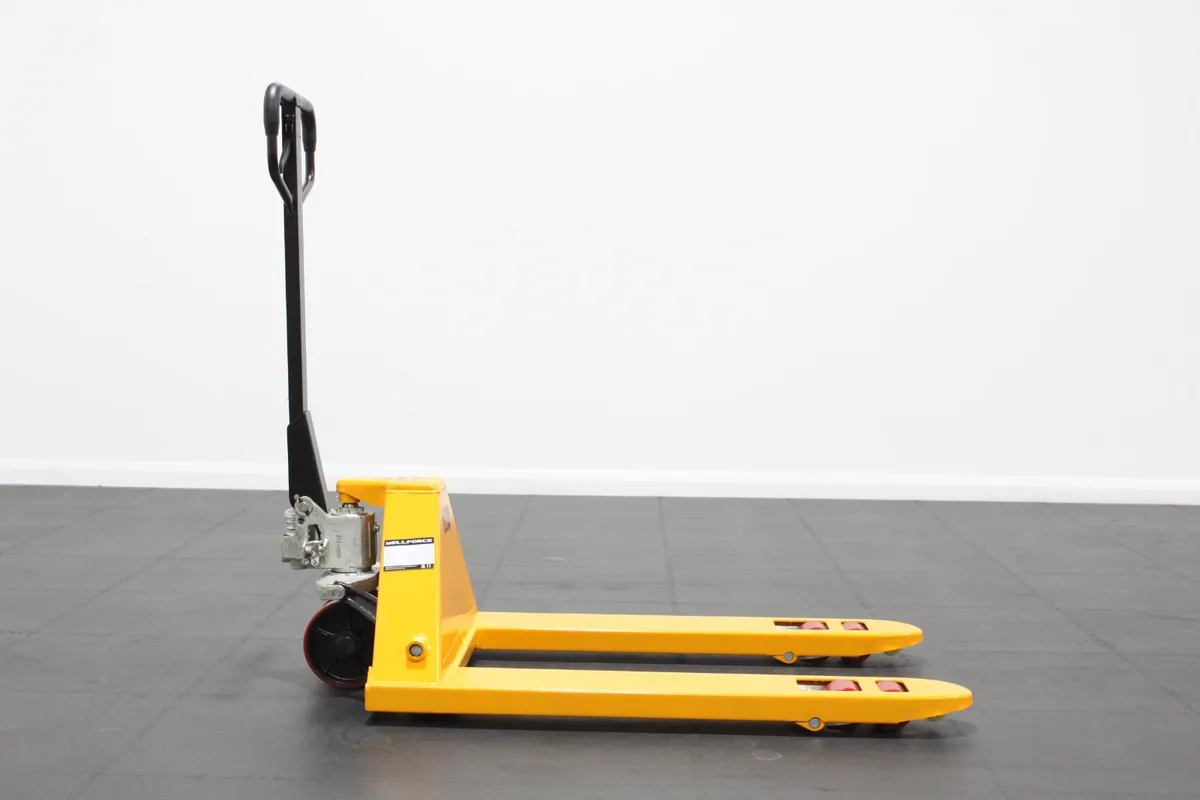 WELLFORCE CBY - 2.5 TON MANUAL PALLET TRUCK - Image 4