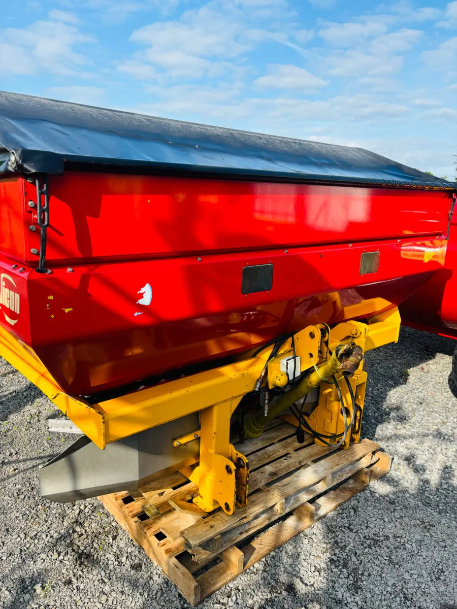Vicon Rotaflow fertiliser spreader - Image 2