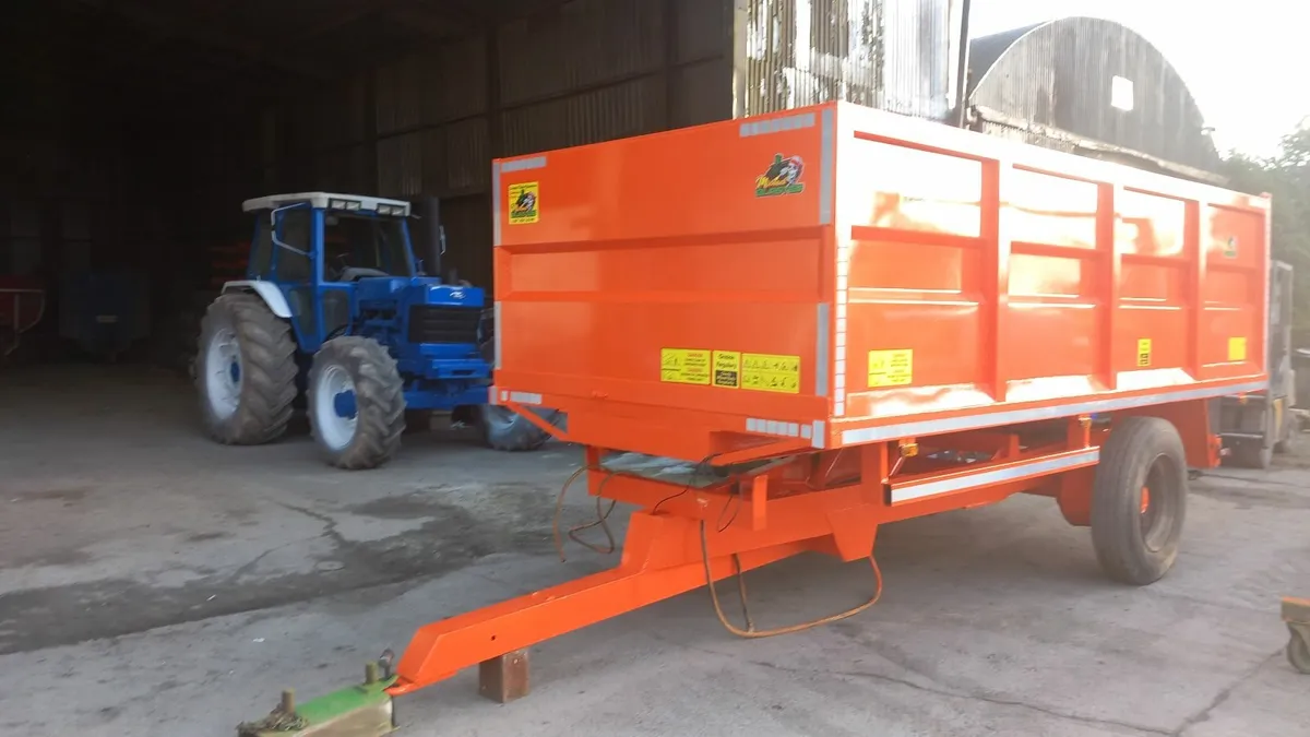 Sandblasting and paint trailer grain dump silage - Image 1