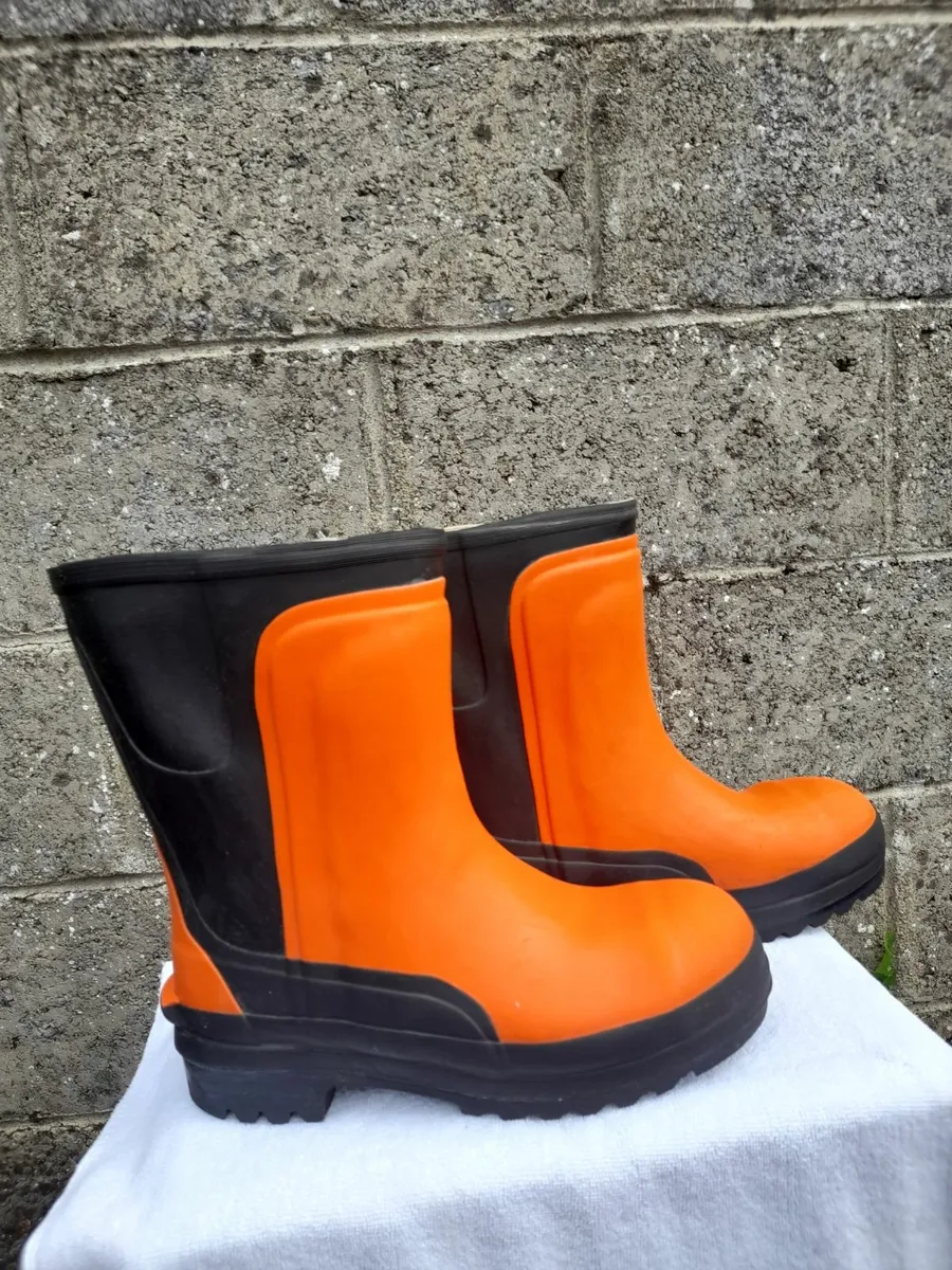 Selling chainsaw boots - Image 2