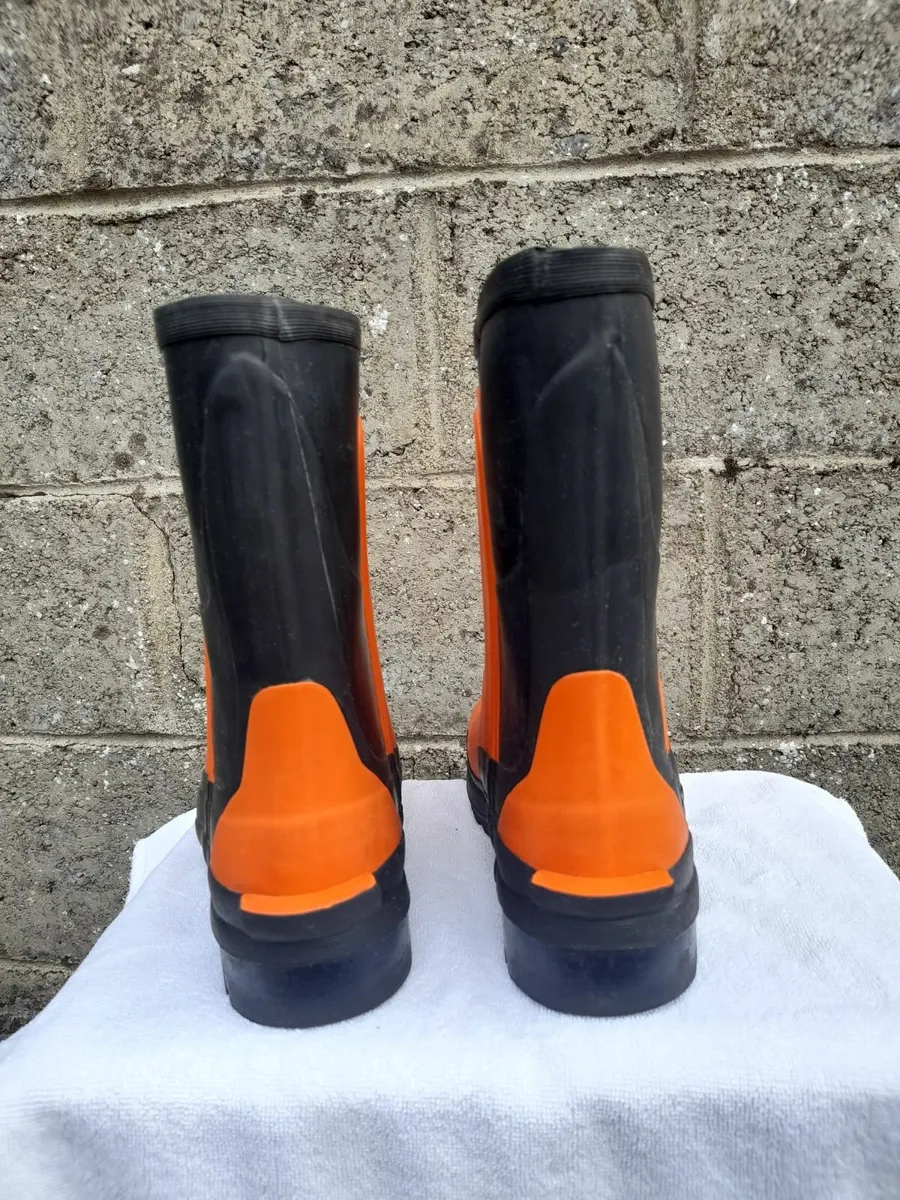 Selling chainsaw boots - Image 4