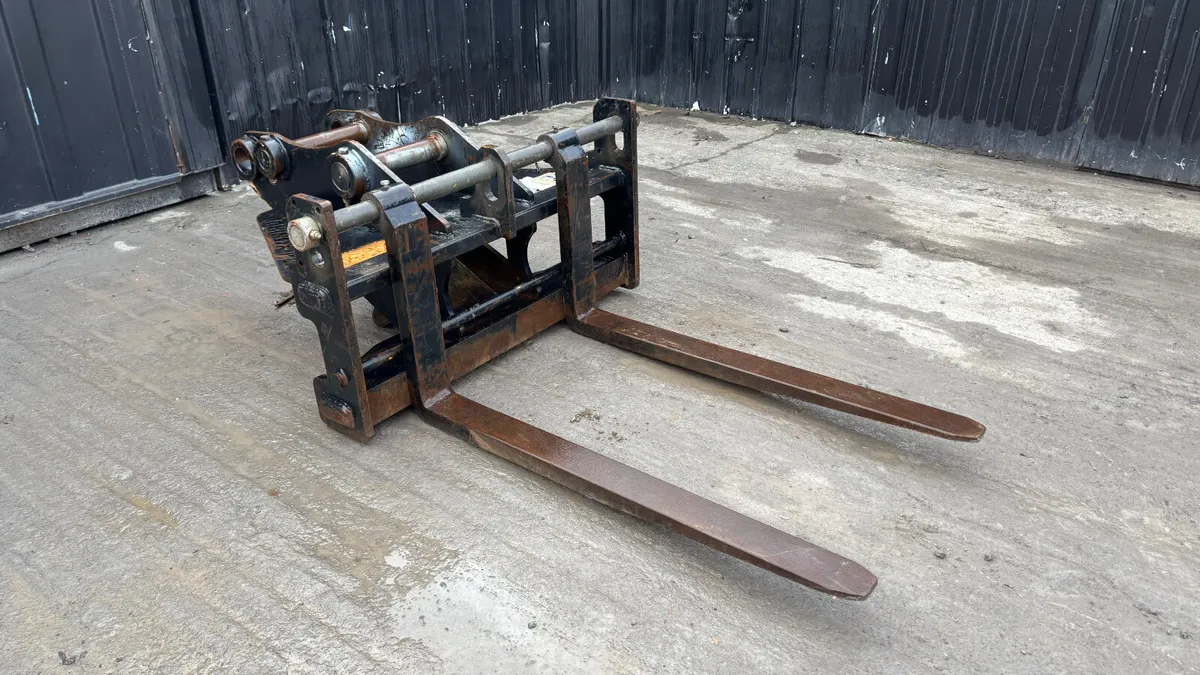 Rhinox 2.5T excavator forks - Image 1