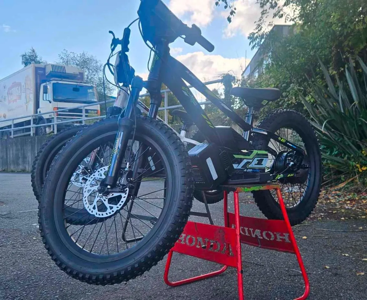 AMPED A20 pro kids electric balance bike XMAS club - Image 4