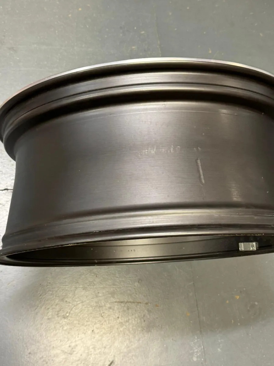 Range Rover Velar New “22” Pincer Alloy Wheels - Image 1