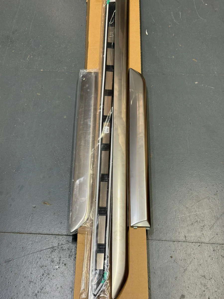 Land Rover Discovery Body Side Mouldings - Image 1