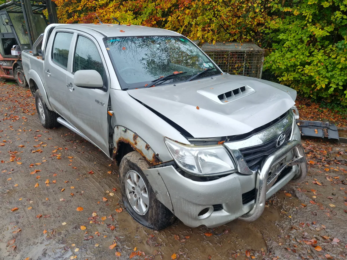 Toyota hilux 05 to 16 breaking for parts - Image 1