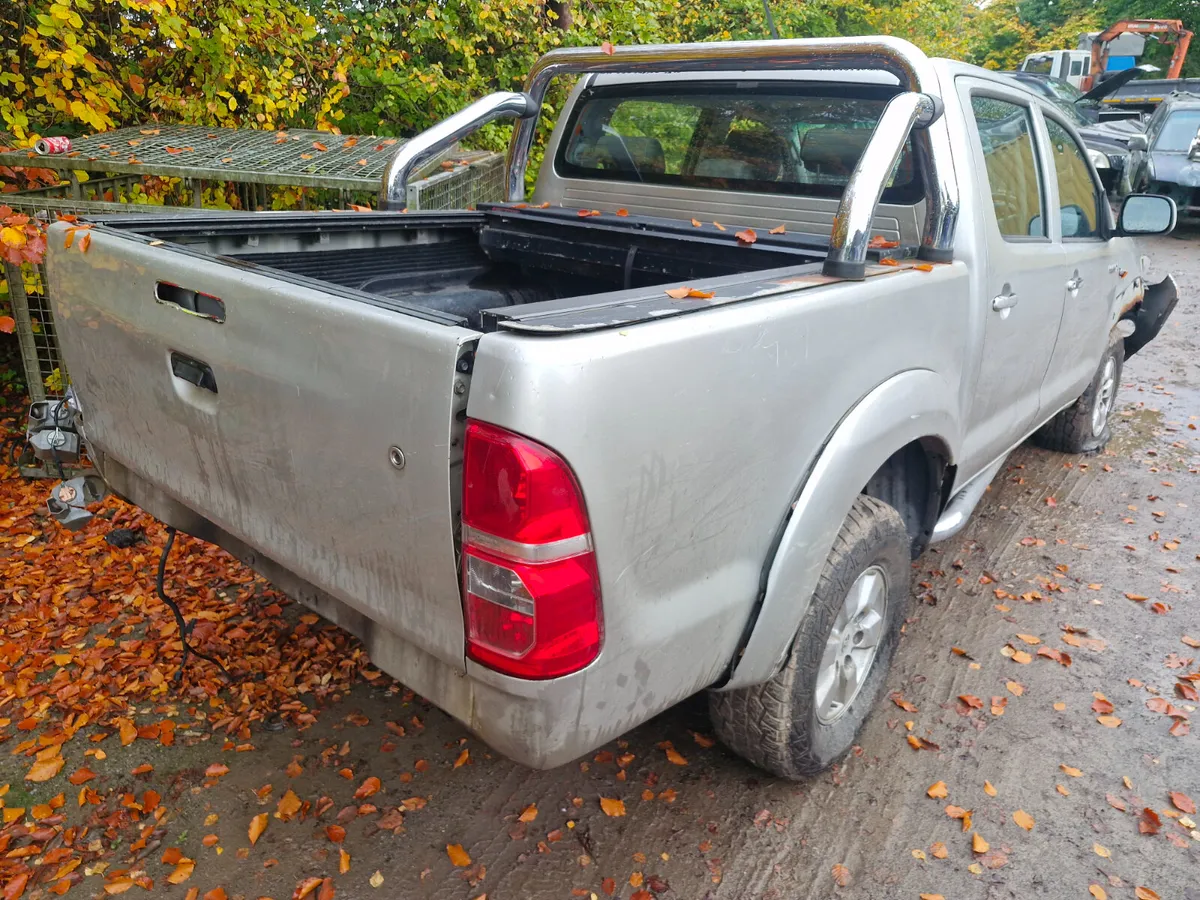 Toyota hilux 05 to 16 breaking for parts - Image 3