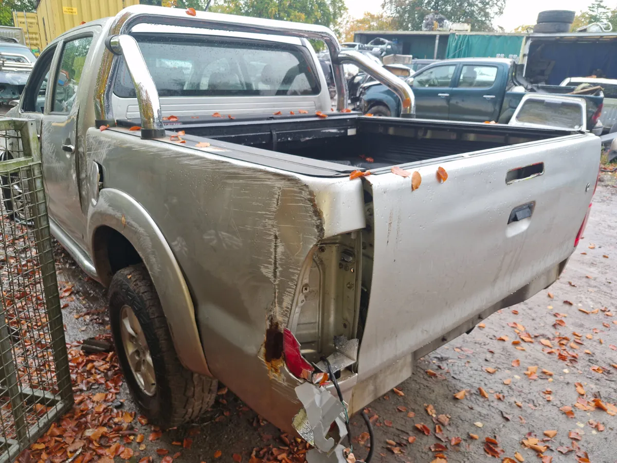 Toyota hilux 05 to 16 breaking for parts - Image 4