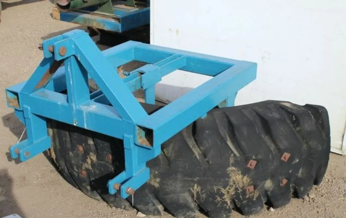Linkage mounted reversible tyre yard scraper.