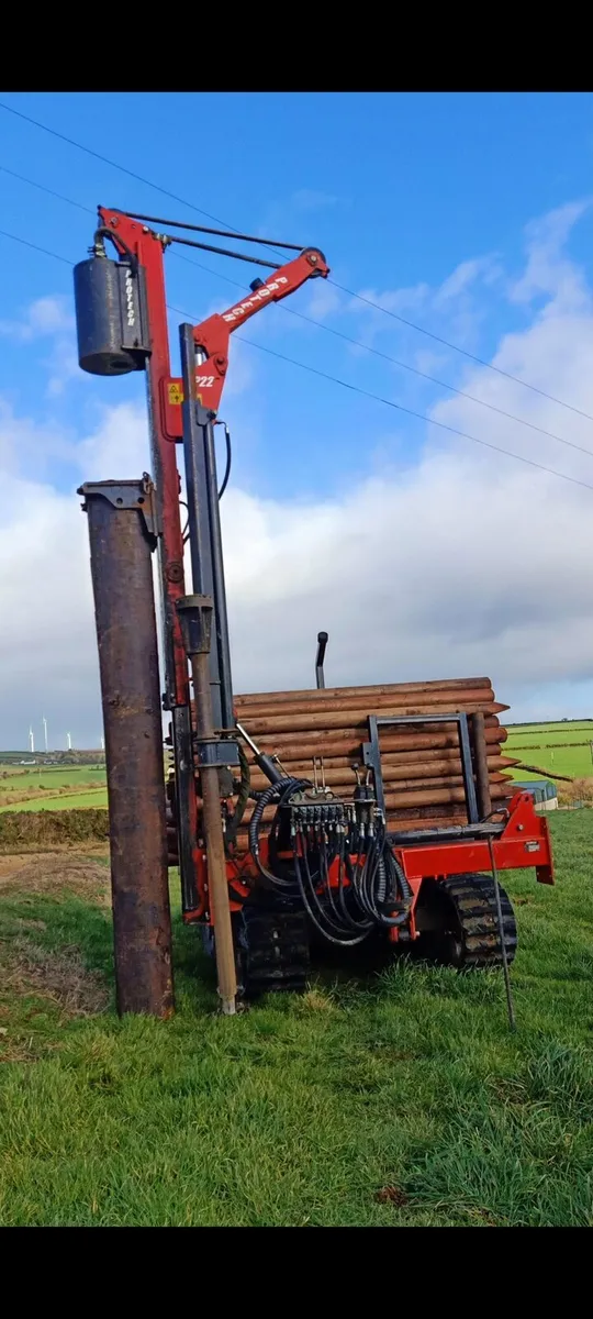 FENCING CONTRACTOR - Image 1