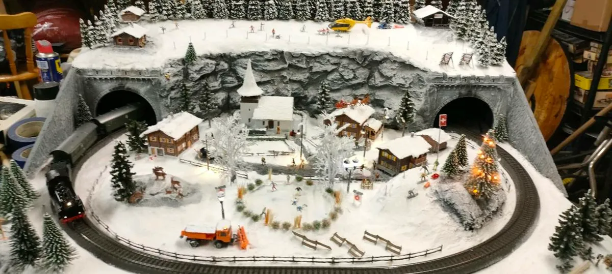 Model Train - Image 1