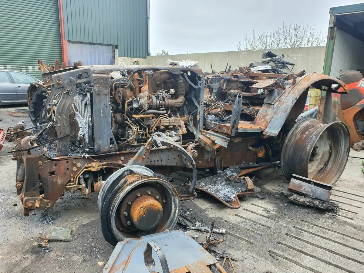 Salvage JOHN DEERE 6135R - Image 2