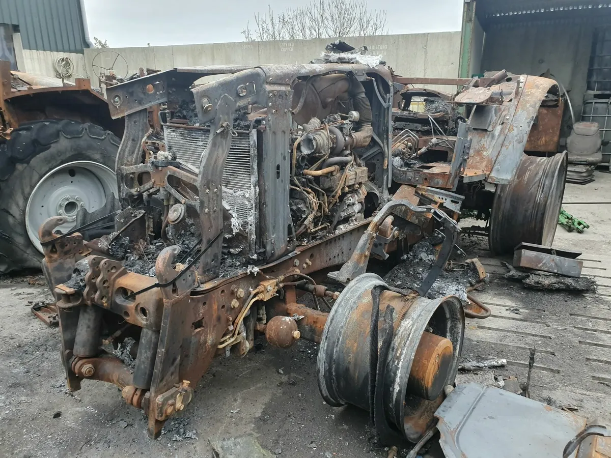 Salvage JOHN DEERE 6135R - Image 3