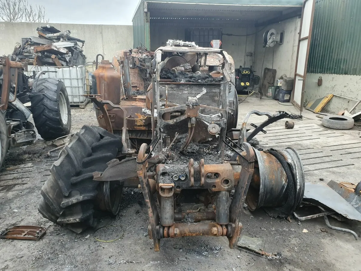 Salvage JOHN DEERE 6135R - Image 4
