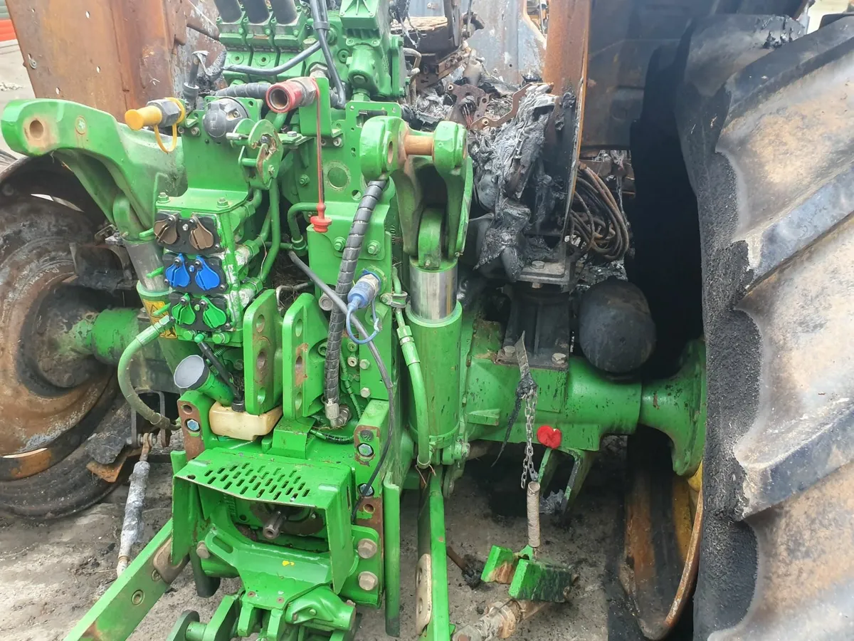 Salvage JOHN DEERE 6135R - Image 1