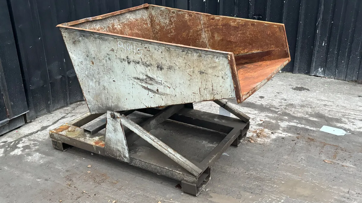 Tipping skip - Image 1