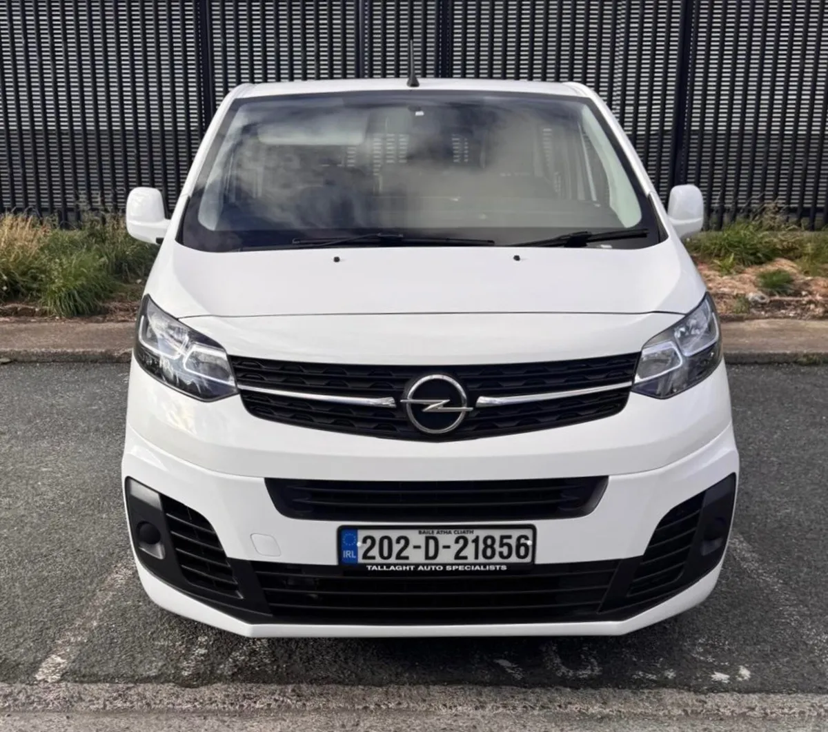 202D Vivaro 9 Seater Aircon/Leather/Cruise Control - Image 2
