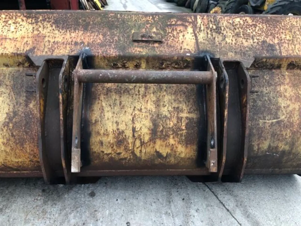 Heavy Duty 8ft Bucket - With Manitou Brackets - Image 4