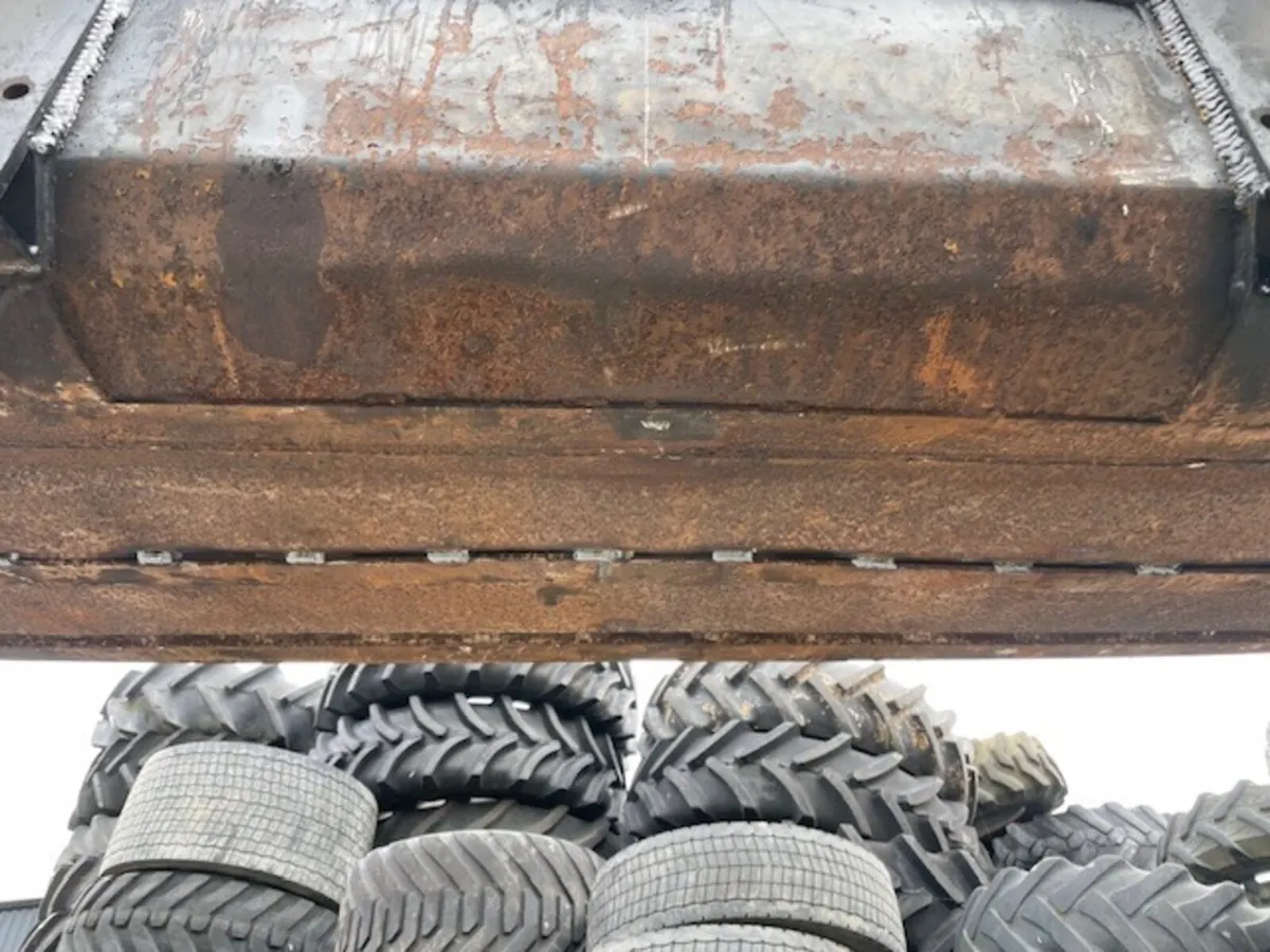 Quicke Alo 7ft Bucket - With Pin & Cone Brackets - Image 4