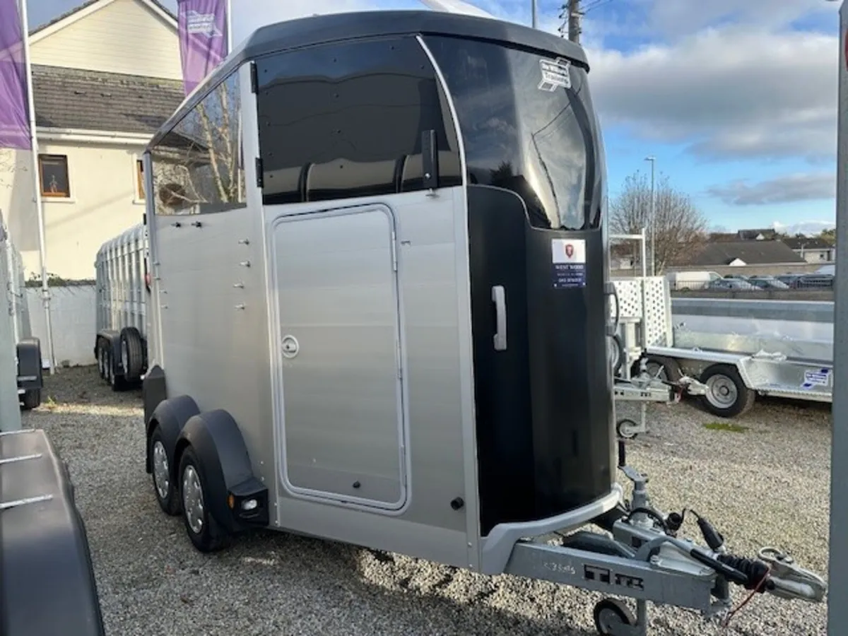 T3042278 HBX506 Special Offer With Large Tack Box - Image 1