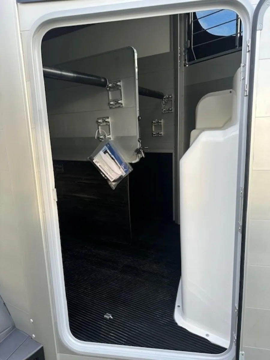 T3042278 HBX506 Special Offer With Large Tack Box - Image 4