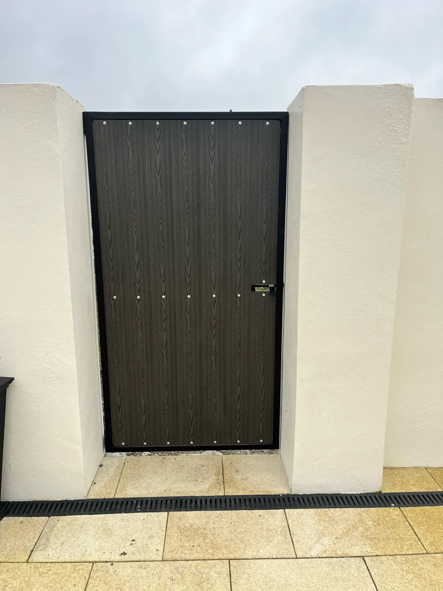 House side entrance gates - Image 3