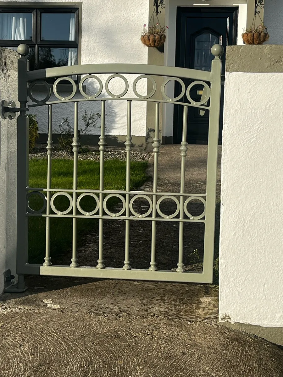 House side entrance gates - Image 4